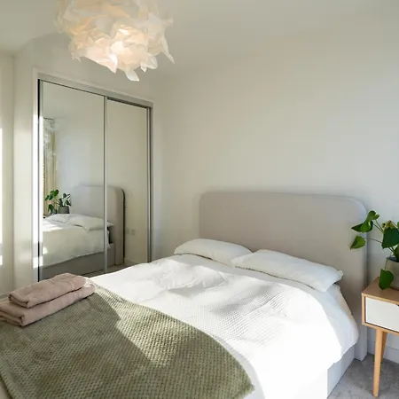 Sunset Retreat: Steps From Heathrow/Twickenham Apartment Hounslow Exterior photo