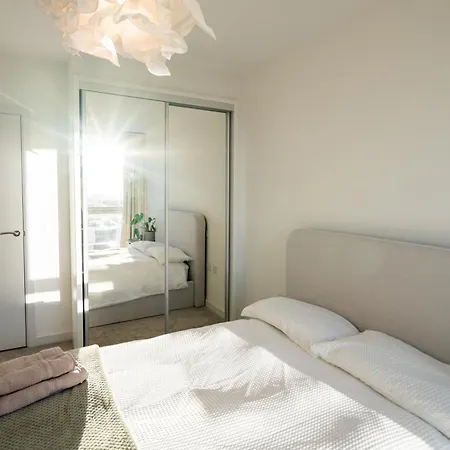Sunset Retreat: Steps From Heathrow/Twickenham Apartment Hounslow Exterior photo