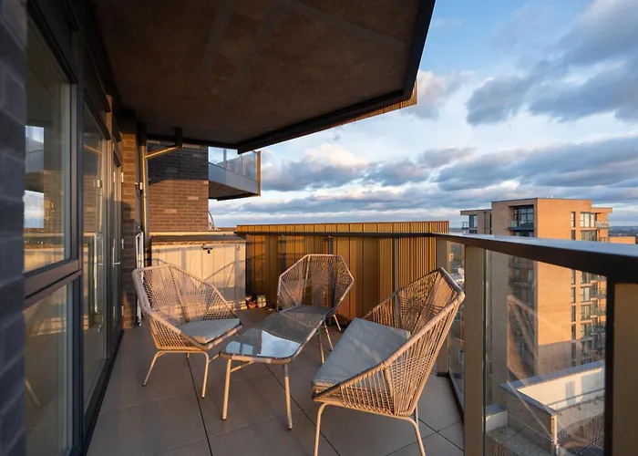 Sunset Retreat: Steps From Heathrow/Twickenham