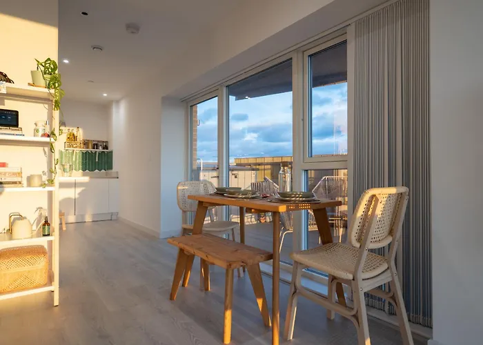Sunset Retreat: Steps From Heathrow/Twickenham
