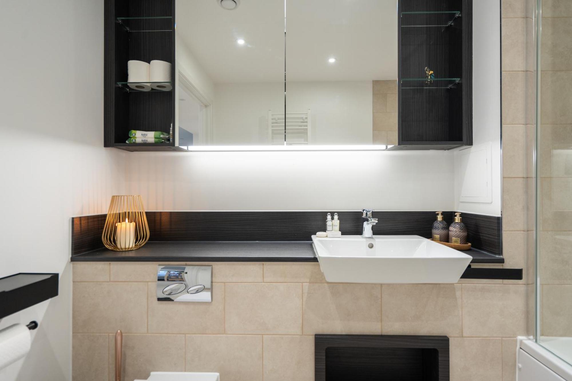 Sunset Retreat: Steps From Heathrow/twickenham * Hounslow