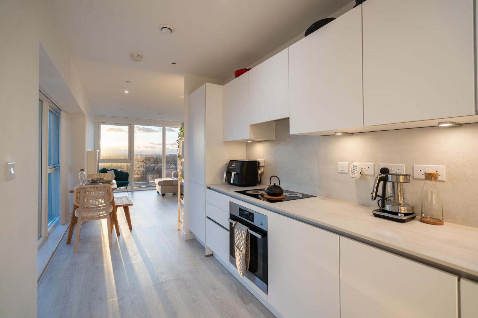 Sunset Retreat: Steps From Heathrow/twickenham Apartment