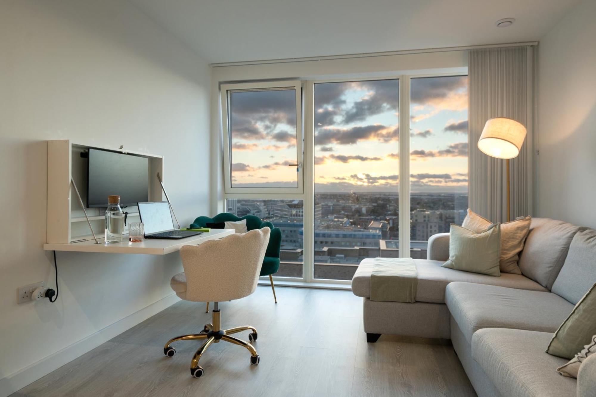 Sunset Retreat: Steps From Heathrow/twickenham *