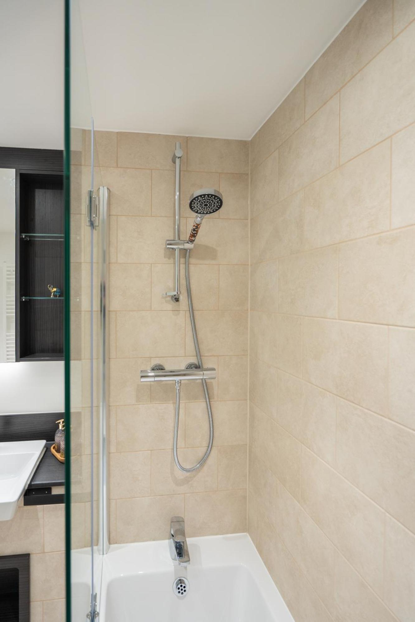 Apartment Sunset Retreat: Steps From Heathrow/twickenham *