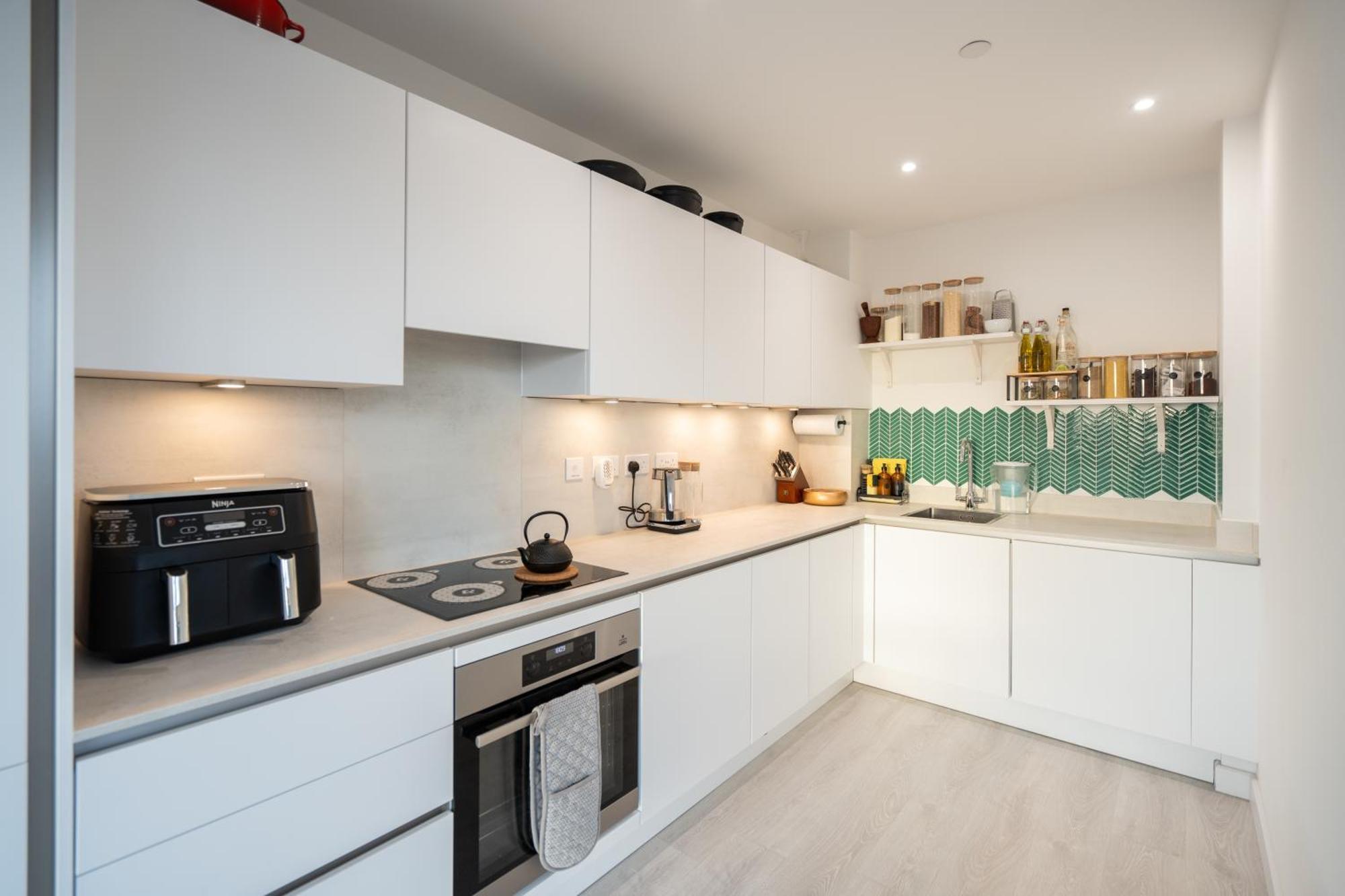Sunset Retreat: Steps From Heathrow/twickenham Apartment *