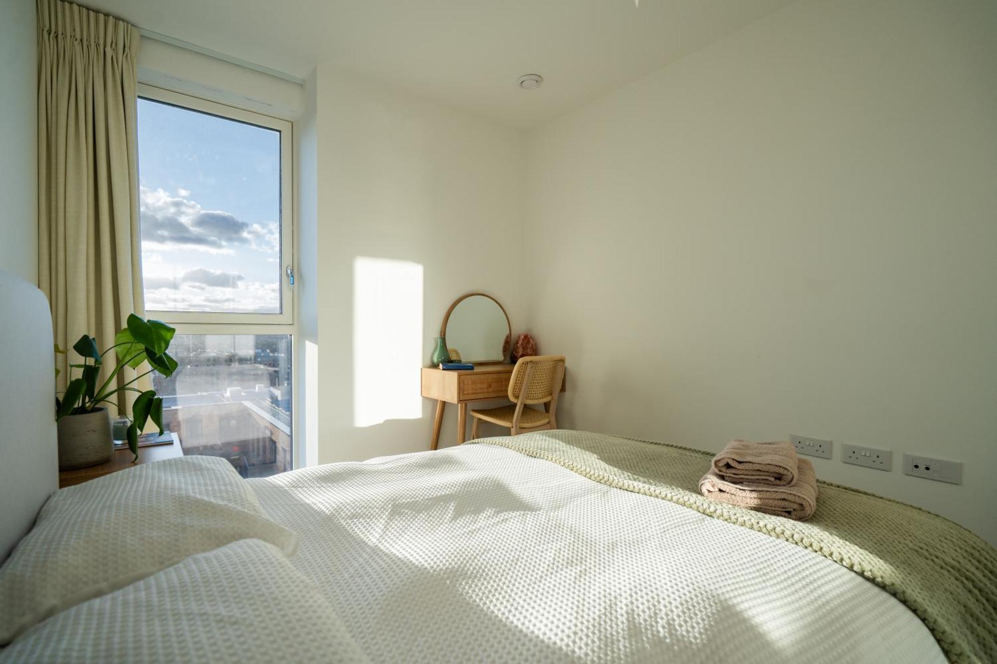 Sunset Retreat: Steps From Heathrow/twickenham